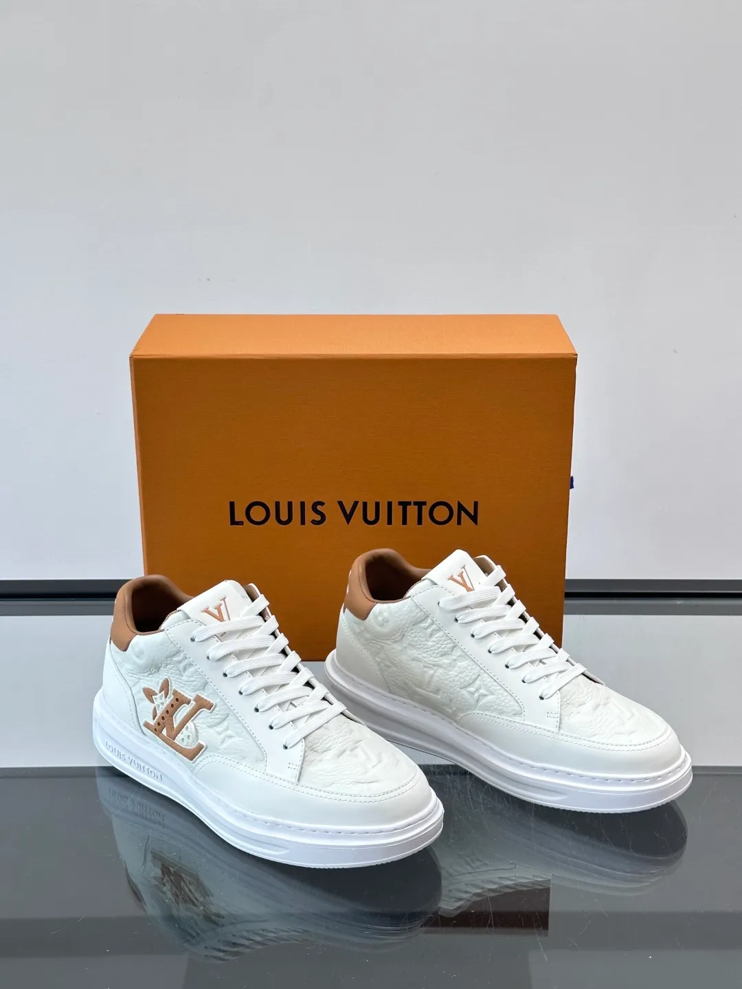 Men's shoes 💰p400 "＊OUIS ＊UITTO＊" Men's sports shoes, grained cow leather are low-key and recognizable. The rubber sole is thick and lightweight, the padded insole + technical lining make it super comfortable to wear! The main color with brown details is versatile and fashionable, and can be worn for daily leisure or business ~ LV embossing on the side of the shoe + brand logo on the sole, perfect details! size: 38-44 (45 customized)